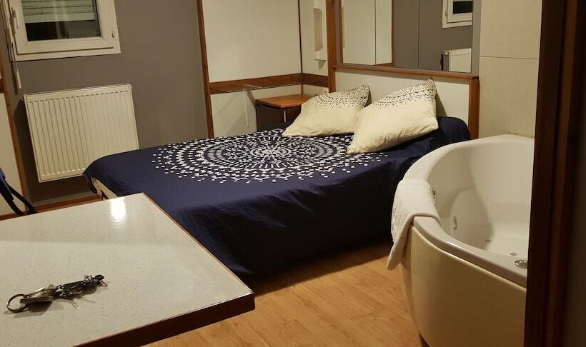 חדר סטנדרט עם ג'קוזי, Hôtel Eco Logis Espace Bellevue