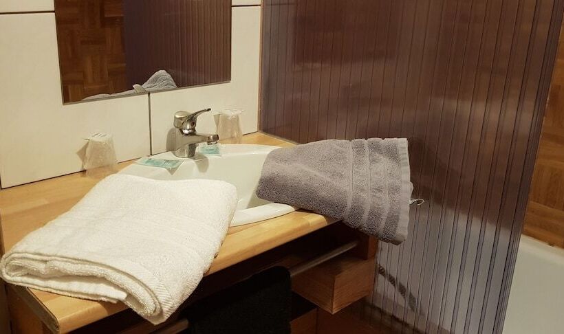 חדר סטנדרט לארבעה, Hôtel Eco Logis Espace Bellevue