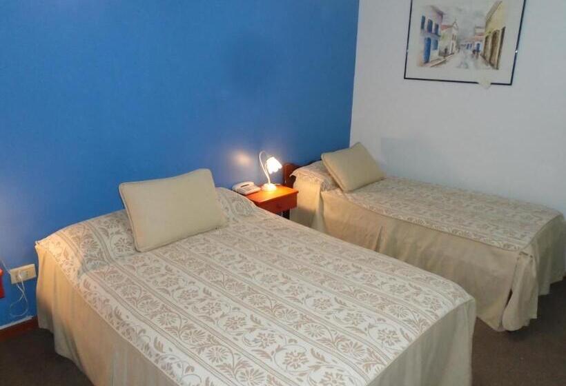 غرفة قياسية ثلاثية, De Los Cesares