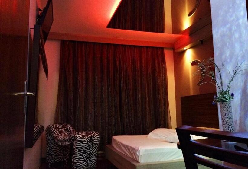 غرفة قياسية مزوَّدة بجاكوزي, Rainbow Motel