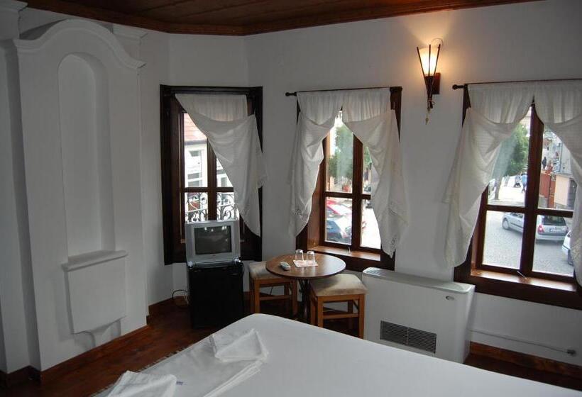 غرفة قياسية رباعية مزودة بشُرفة, Kazasovata Guest House