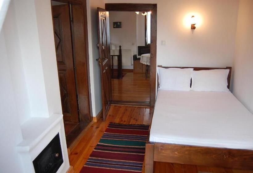 غرفة قياسية رباعية مزودة بشُرفة, Kazasovata Guest House