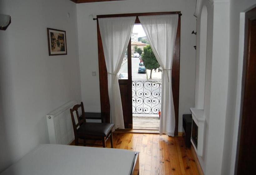 バルコニー付スタンダード4ベッドルーム, Kazasovata Guest House