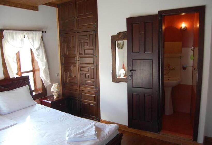 غرفة قياسية رباعية مزودة بشُرفة, Kazasovata Guest House