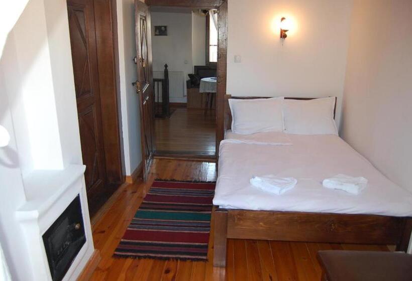 غرفة قياسية رباعية مزودة بشُرفة, Kazasovata Guest House