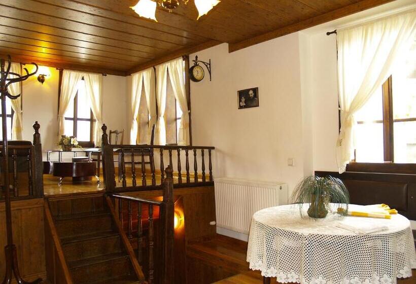 غرفة قياسية رباعية مزودة بشُرفة, Kazasovata Guest House