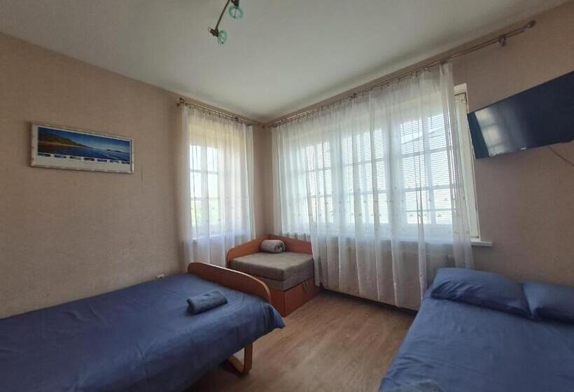 اتاق استاندارد سه تخته با سرویس بهداشتی مشترک, Little Amber Apartments