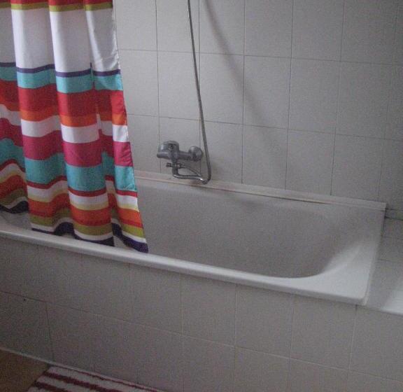 اتاق استاندارد چهارنفره با سرویس بهداشتی مشترک, Little Amber Apartments