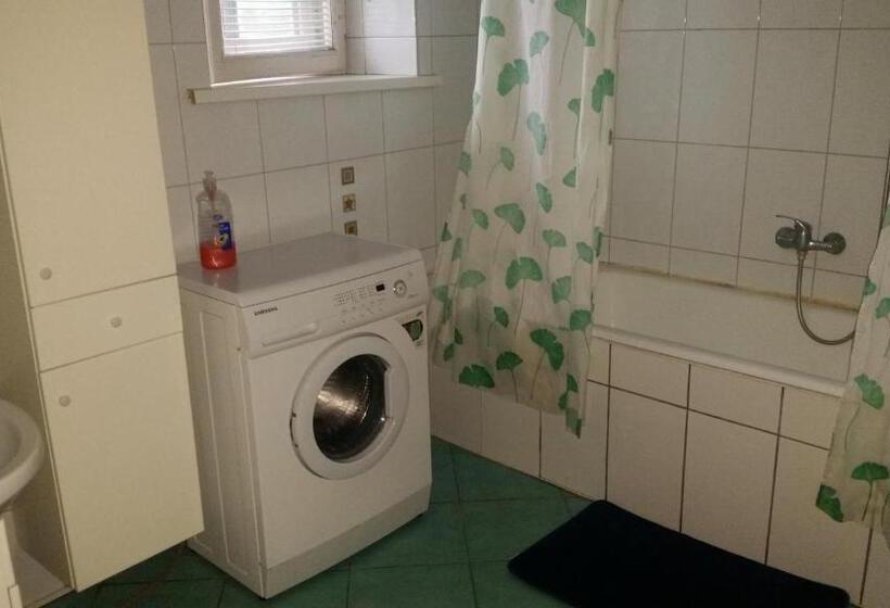 اتاق اکونومی با حمام مشترک, Little Amber Apartments