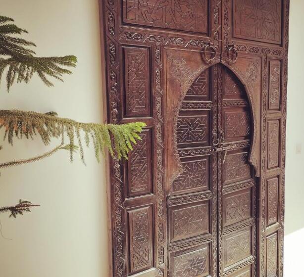 اتاق لوکس, Riad Hugo