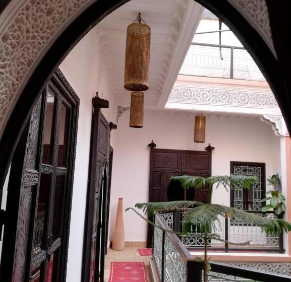 اتاق لوکس, Riad Hugo