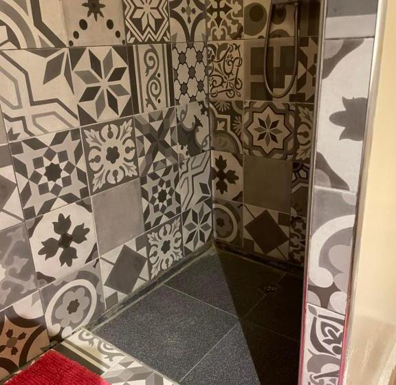 اتاق لوکس, Riad Hugo