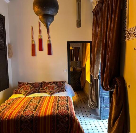 اتاق لوکس, Riad Hugo