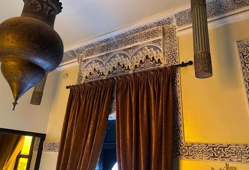 اتاق لوکس, Riad Hugo