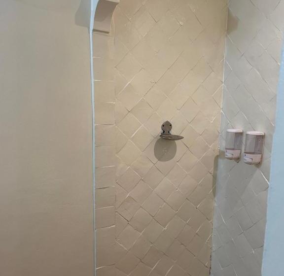 اتاق لوکس, Riad Hugo