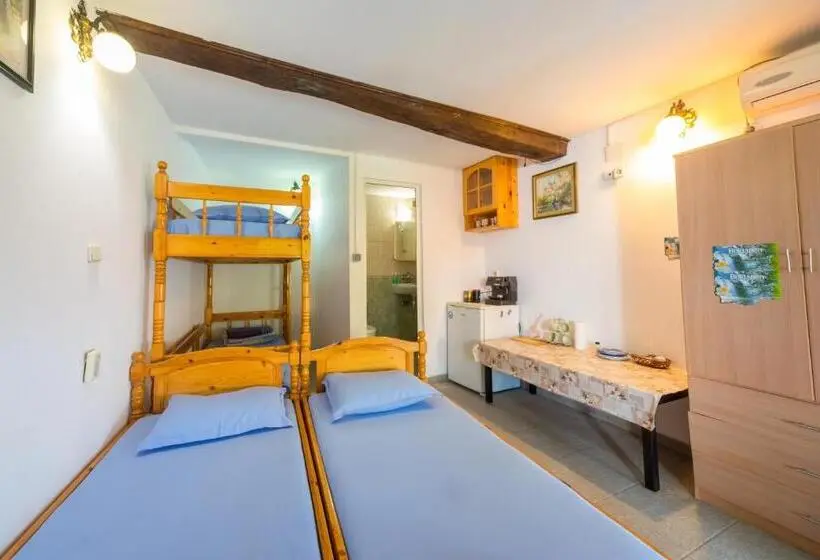 スタンダード４人部屋, Hostel Pashov