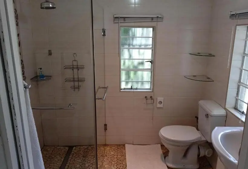 プールビュースタンダードルーム, Lala Nathi Guest House & Self Catering