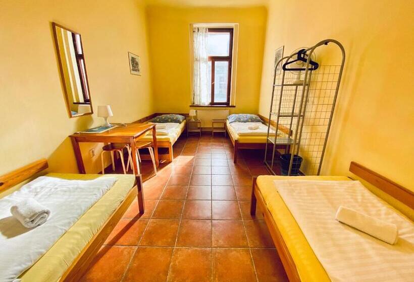 اتاق استاندارد چهارنفره با سرویس بهداشتی مشترک, Pension 15 Homér