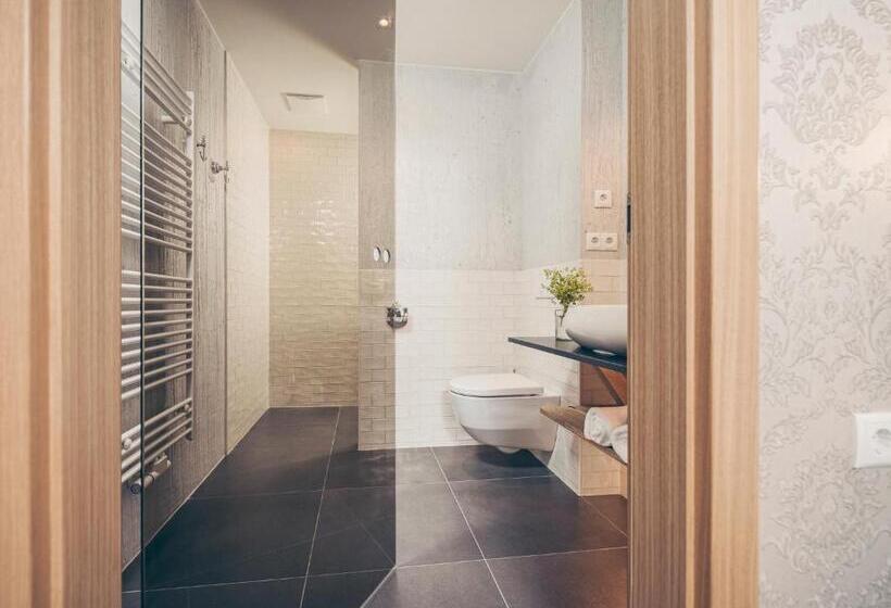 Номер Deluxe, Emma S Kleines