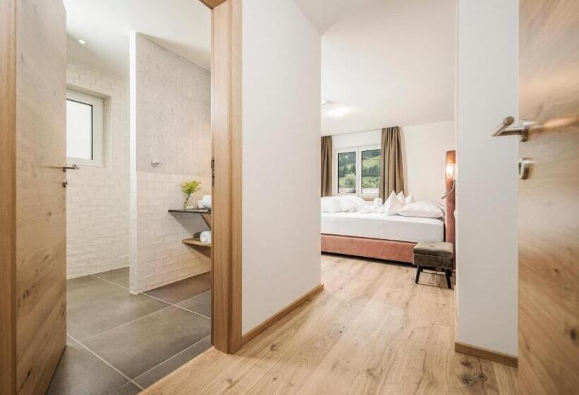 Номер Deluxe, Emma S Kleines