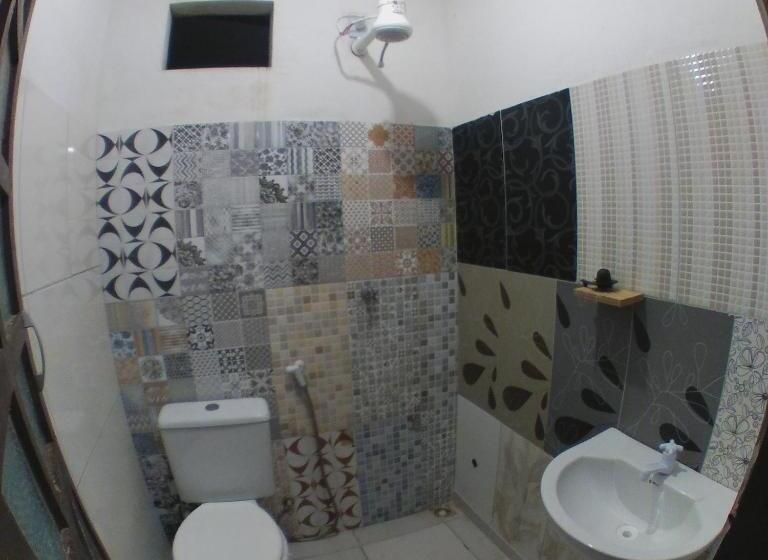 חדר אקונומי לארבעה, Hostel Freedive Inn