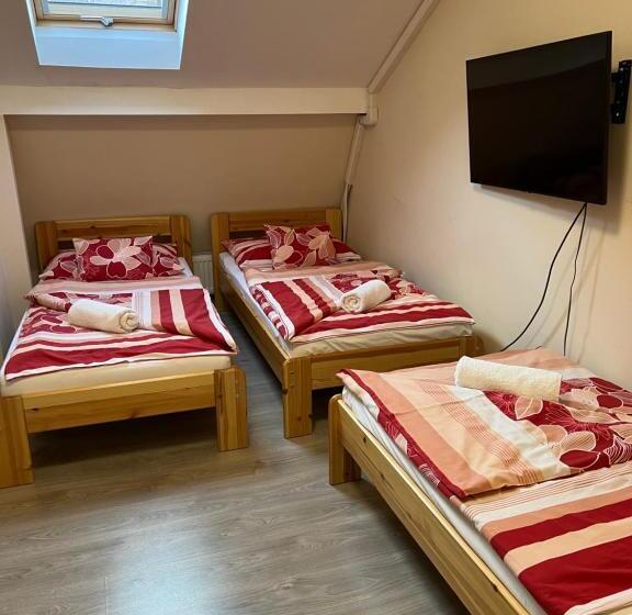 标准三人间, Kiskakas étterem