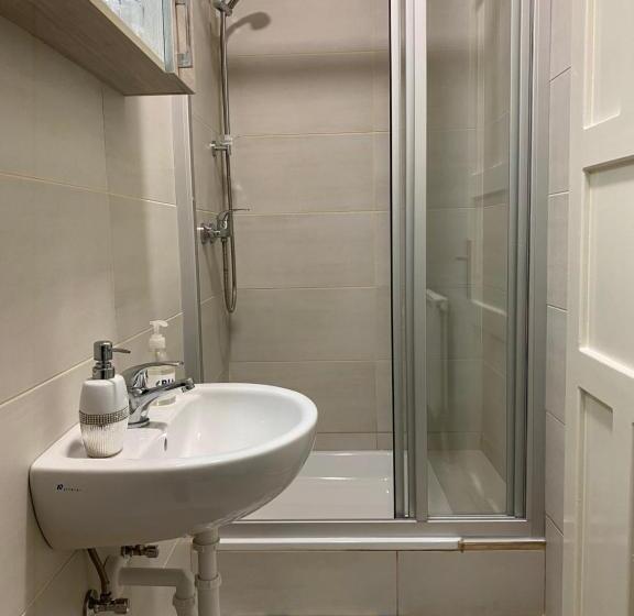 标准三人间, Kiskakas étterem