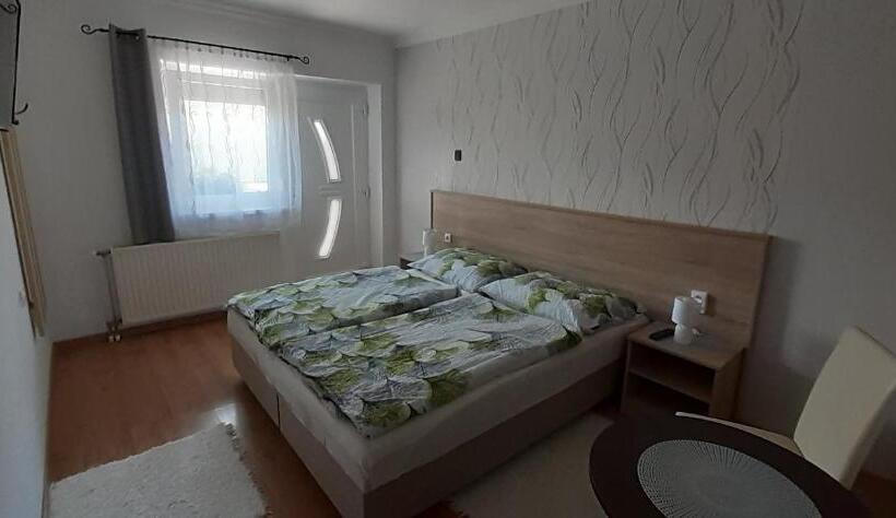 اتاق استاندارد سه نفره, Hajnalka Vendégház