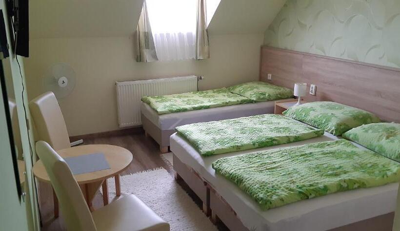 اتاق استاندارد سه نفره, Hajnalka Vendégház