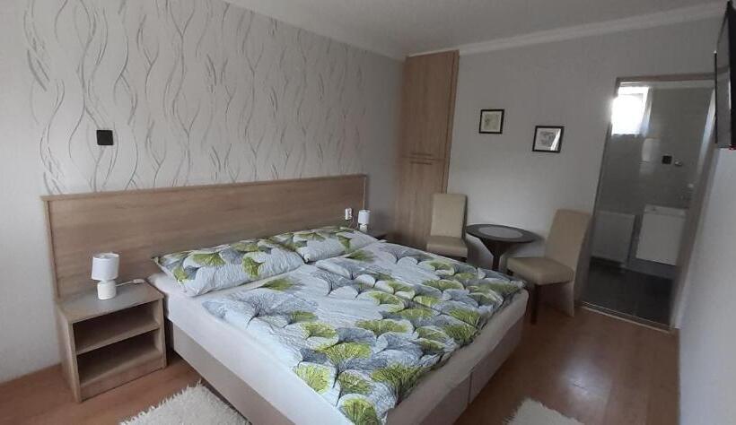 اتاق استاندارد سه نفره, Hajnalka Vendégház