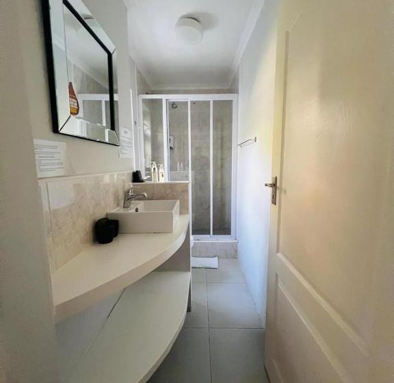 スタンダードルーム, Sir Roys Guest House