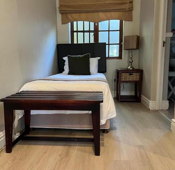 プールビュースタンダードルーム, Sir Roys Guest House