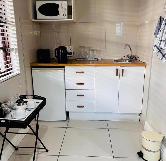 スタンダードトリプルルーム, Sir Roys Guest House