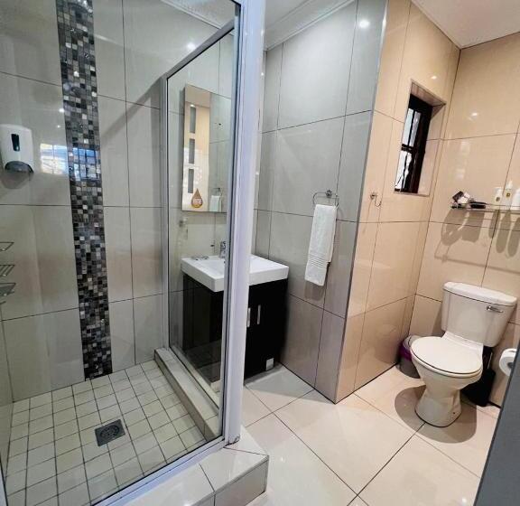 スタンダードトリプルルーム, Sir Roys Guest House