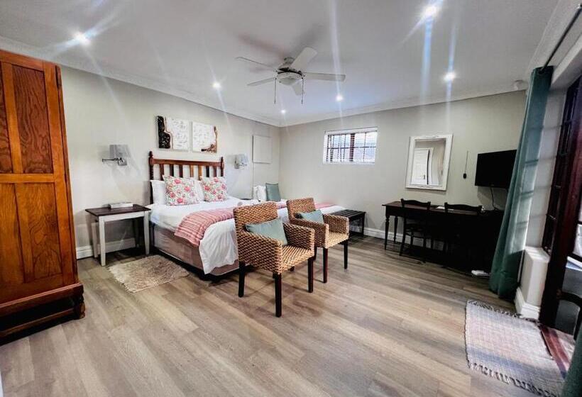 スタンダードトリプルルーム, Sir Roys Guest House