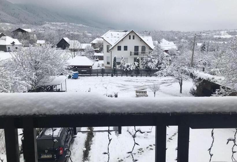 غرفة قياسية ثلاثية مزودة بشرفة, Pensiunea Cerbul Carpatin