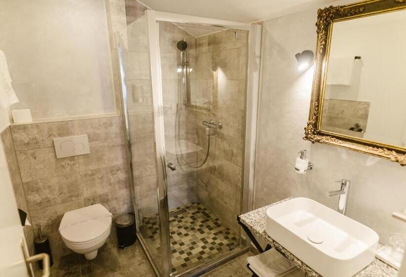 חדר קלאסי לשלושה, Villa Helvetia