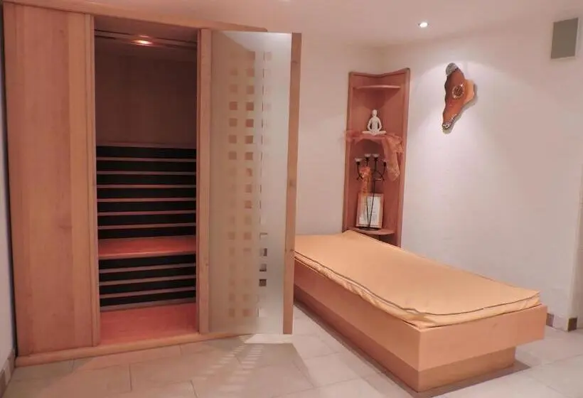 2 Bedroom Apartment with Balcony, Pension Wallnöfer