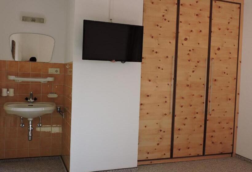 דירת שני חדרים עם מרפת, Pension Wallnöfer