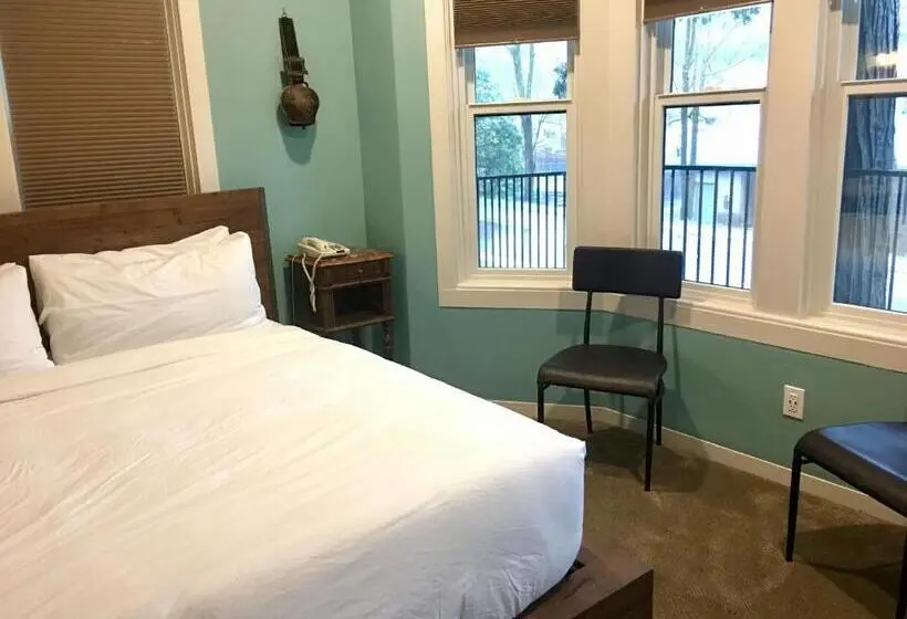 キングサイズベッドのデラックスルーム, The Groveland
