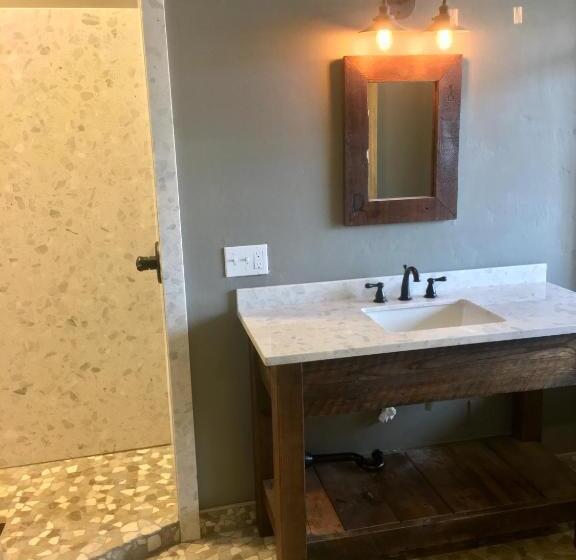 스위트 킹사이즈 침대, The Groveland