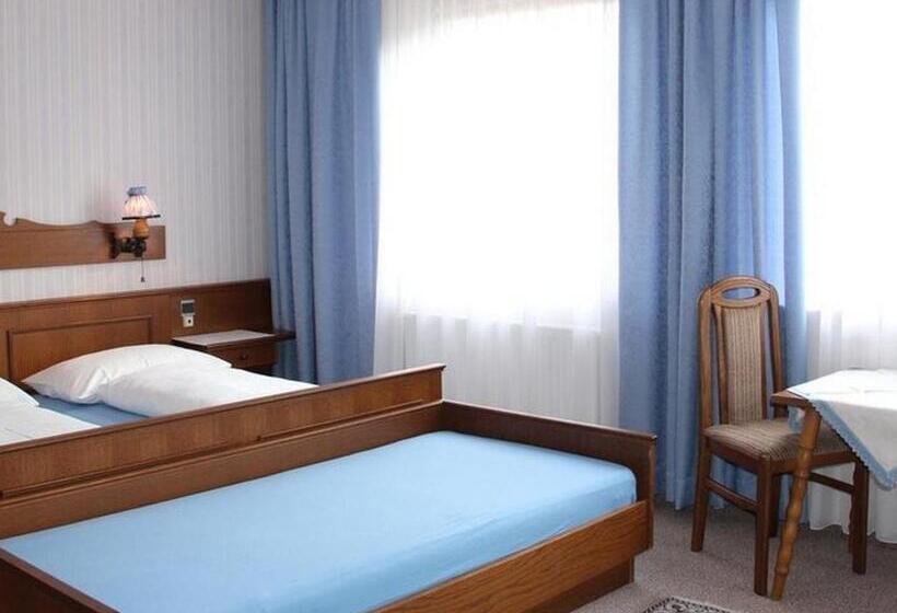 חדר סטנדרט לשלושה עם מרפסת, Frühstückspension Helmut Koffler