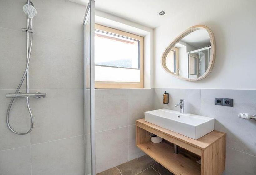 غرفة قياسية مزوَّدة بشُرفة, Löckerwirt