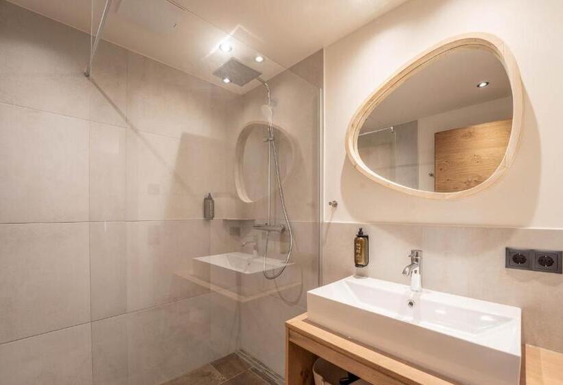 غرفة قياسية مزوَّدة بشُرفة, Löckerwirt