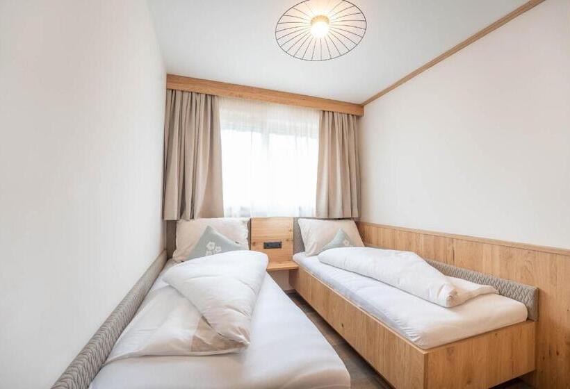 إستوديو ديلوكس, Löckerwirt