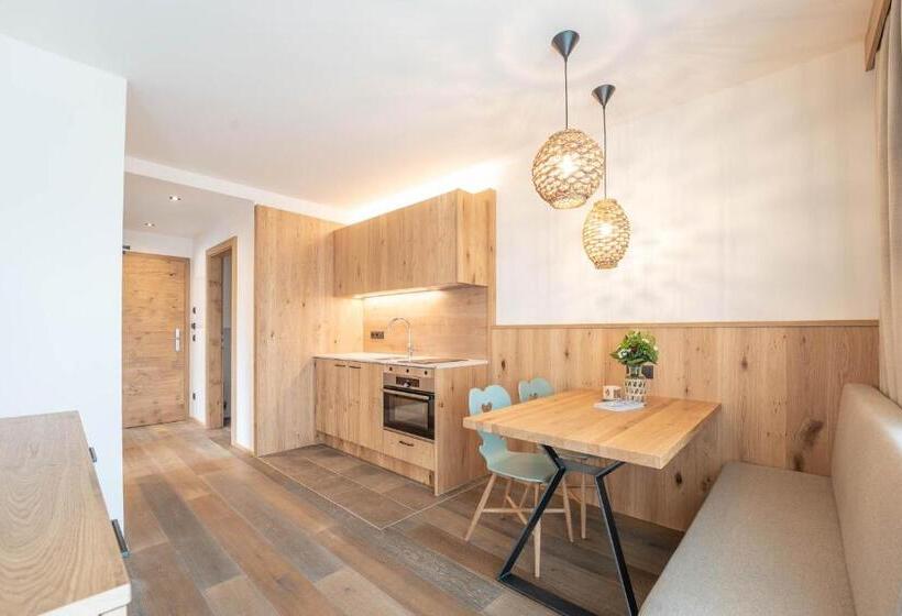 إستوديو ديلوكس, Löckerwirt