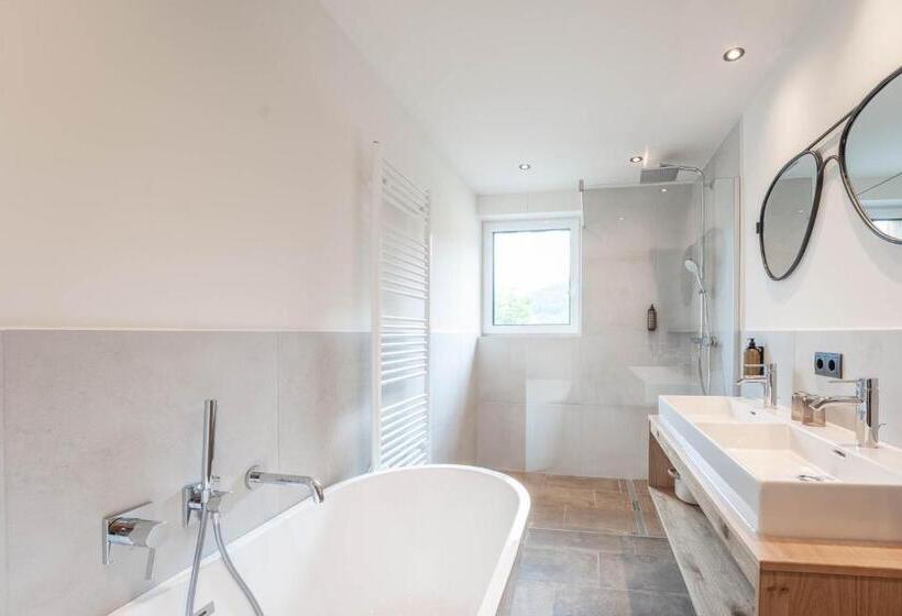 إستوديو ديلوكس, Löckerwirt