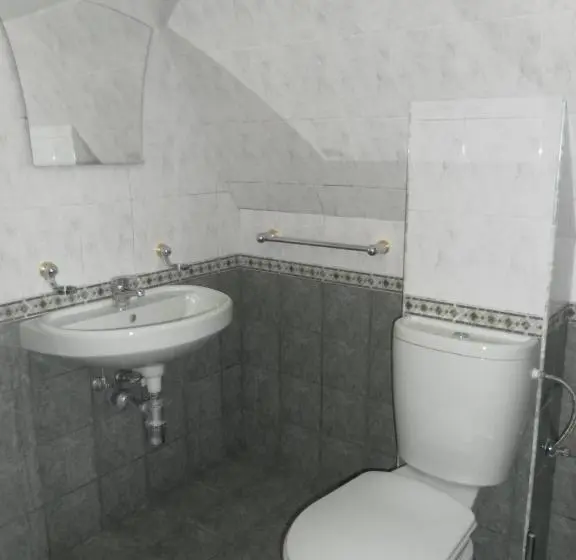 اتاق استاندارد با سرویس بهداشتی مشترک, Villa Mari Guest Rooms