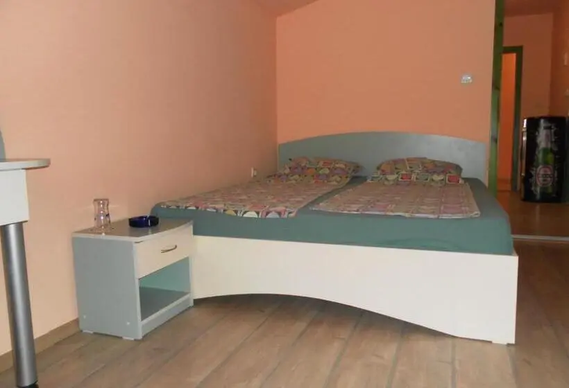 اتاق استاندارد با سرویس بهداشتی مشترک, Villa Mari Guest Rooms