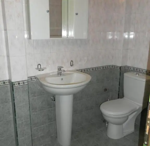 اتاق استاندارد سه تخته با سرویس بهداشتی مشترک, Villa Mari Guest Rooms